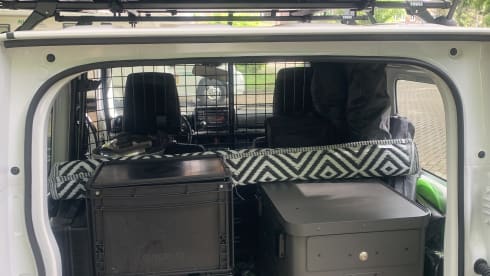 Simba – Keep smiling with this Suzuki Jeep with roof tent!