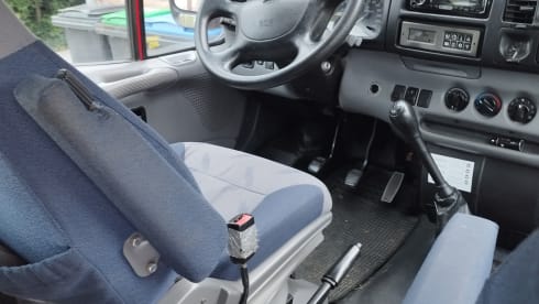 De Rode Smurf – The red smurf, reliable bus camper, for itself an entire family.