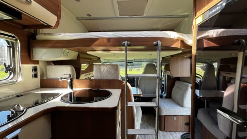 13 LMC T742 – LMC T742 semi-integrated camper 2020