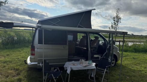 4p Volkswagen campervan uit 2004