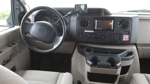 Fleetwood Ford E450 – C driving license. American 9 person big camper hire in the Netherlands