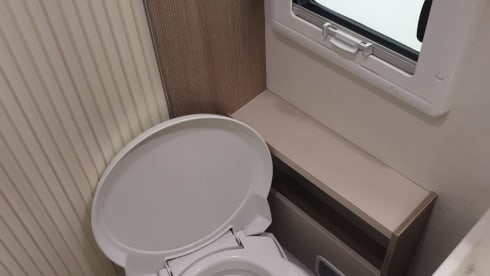 Very luxurious, spacious and comfortable camper with Queen size bed, super complete!