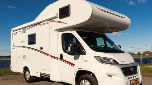 Luxurious & Compact 6-person camper with bunk beds