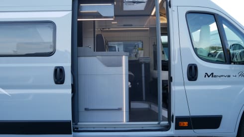 McLouis Menfys 640 , 2 slaap- 4 zitplaatsen, lengtebedden, Busbiker!!