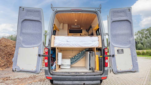 Keesie – Volkswagen Crafter Off-Grid Bus Camper with Roof Terrace