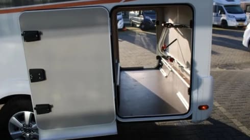 Roxi – Beautiful, luxury Dethleffs semi-integrated camper (4p) from 2021 (incl. Maxx fan!)