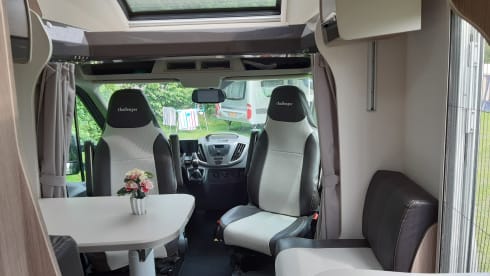 Challenger – Beautiful Comfortable Camper 170 hp (2-4 persons)
