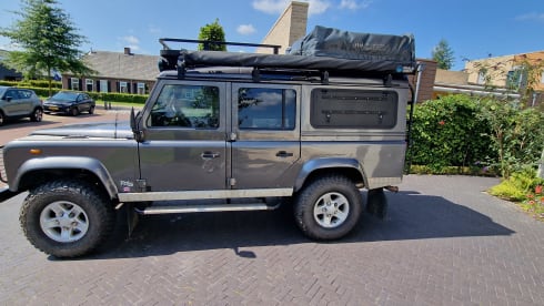 2.5p Landrover Defender 4x4 expedition car 