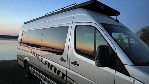 Beautifully spacious 2-4 person Bus camper Sprinter 2015