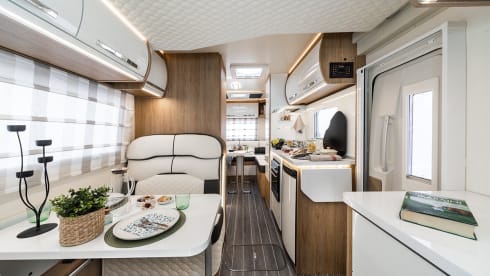 LUX 6 berth & 5 seatbelts – WiFi, 2 TV's, Pets ✅, Bikes ✅, Table & Chairs