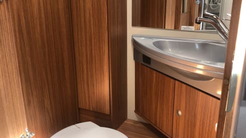 Bennie – Fiat Ducato Carado T449 with queen bed