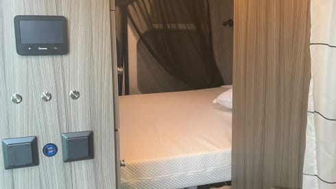 2p Mercedes-Benz campervan uit 2016