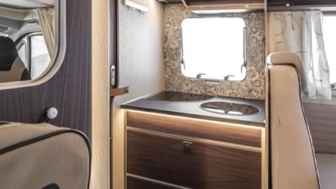 Super camper with 5 fixed beds! 2023