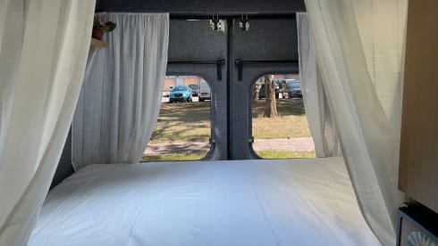 QPO "Zo wijd de wereld strekt"        " – Reliable and well-maintained bus camper.