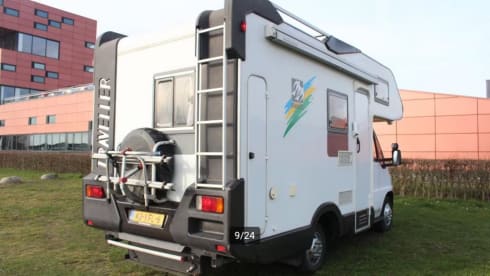 Sleek KNAUS Traveler 4p, 5.5m and double air conditioning!