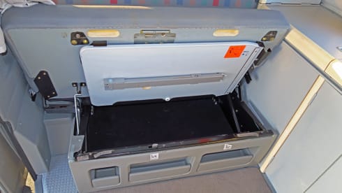 The last real Bulli – 4 person Volkswagen T4 California with lifting roof