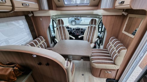 Fully equipped neat Pilote camper semi-integrated