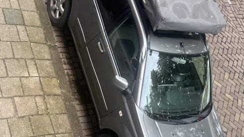 Adventurous 4x4 with roof tent (2P)