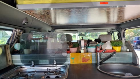 Adventurous Ford Nugget camper van with pop-up roof (4 persons)