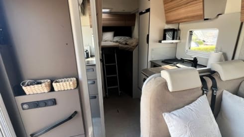RV Camper – Nieuwe, luxueus ingerichte 4-persoonscamper