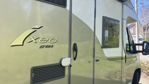 Comfortable and luxurious camper (4 persons)