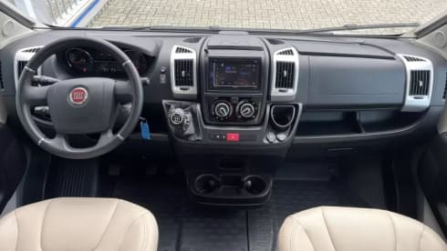 Campi – Luxury 2p Bürstner with queen bed, air conditioning and inverter 