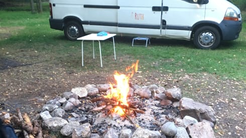 Ruth – Spacious, high 2p bus camper 