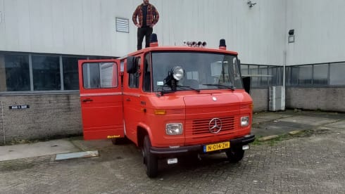 Brandy – Classic Fire Department Mercedes-Benz campervan from 1980