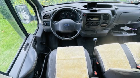 Betsy – Bus camper with long double bed!