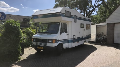 Dolly – Luxury retro '87 Mercedes on LPG / petrol