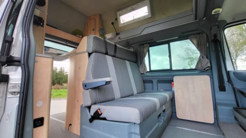 Nuggie – 4-5 seater 2008 Ford Nugget with high roof 