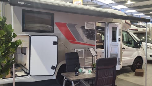 4p Challenger bus from 2023