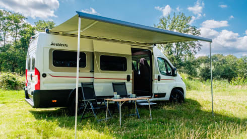 YOURMOMENTS_Vanlife  – Escape to nature with our luxurious off-grid camper bus 