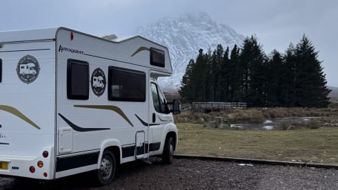 Maggie – Luxury 4 berth motorhome with solar, can be driven on a normal licence 