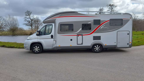 Luxury motorhome 4 persons automatic.