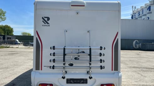 Zo goed als nieuw, zeer luxe, ruime én comfortabele 5pers. camper uit 2022  – 5p Renault semi-integrated from 2022
