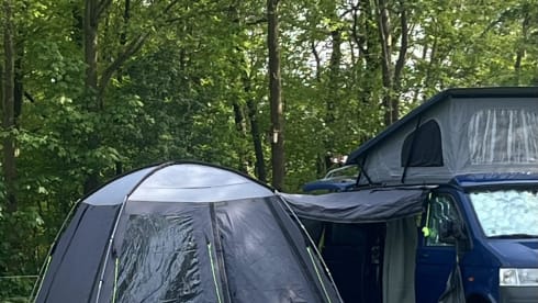 Billy – Cute 4p VW T5 Campervan with pop-up roof and complete equipment