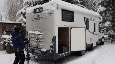 Time-Out – Ford Semi-Integrated Camper With Tow Bar, Bicycle Carrier And Large Garage