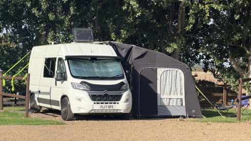 OFIE – Vi presentiamo OFIE, il nostro camper a 4 posti letto, pronto per la vostra avventura. 