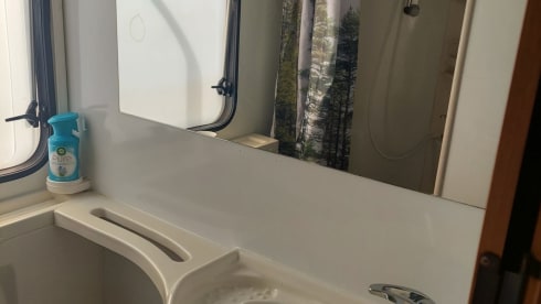 Heerlijke familie camper – 6p Ford alcove uit 2003