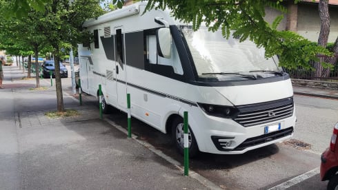Elegant and comfortable Adria Sonic 700 sl plus motorhome