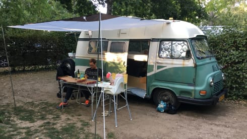 Madame Estafette – Enjoy the slow life with our old-timer Madame Estafette