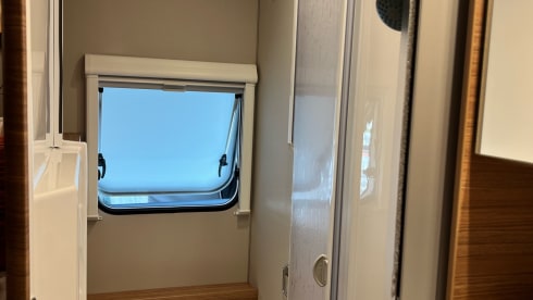 Weinsberg 600MF Pepper Edition – Very complete new 2-person semi-integrated camper (June 2022)