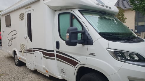 Start your freedom – Spacious MC Louis Sovereign 80 Semi-Integral