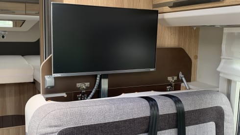 Vrije Vogels – Young luxury Knaus Sky Ti with bicycle carrier + large garage + camera