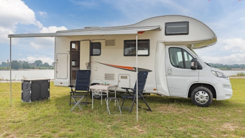 Fransie  – Luxury 5 person Alcove camper from 2017: Fransie