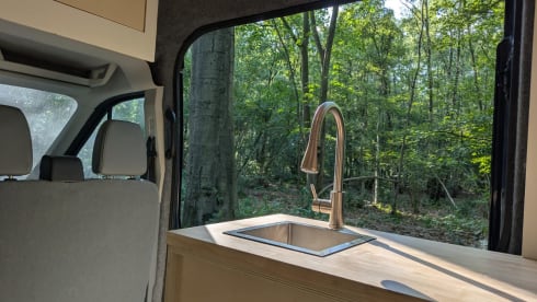 BigBlueBeast – 2-person very spacious off-grid Ford bus