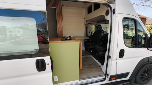 JOEY – 2-seater Peugeot bus from 2019