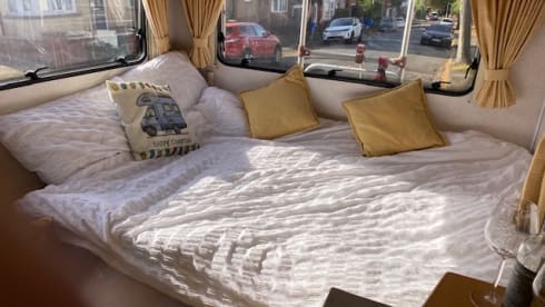 Max  – Cosy comfortable and easy to drive Peugeot MWB 4 birth motorHOME 