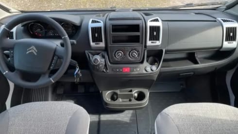 2p Pössl bus uit 2024